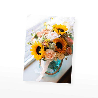 Grußkarte „Sonnenblumen“ selbst gestalten im UNICEF Grußkartenshop. Bild 1